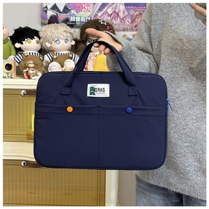 Détail de la sacoche d'ordinateur bleue en tissu avec grandes poches et boutons-pression