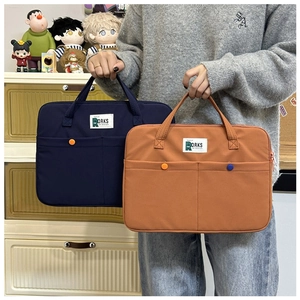 Détail des sacoches d'ordinateur bleu marine et orange avec poches de rangement multiples