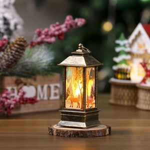 Dettaglio macro di una lanterna di Natale a LED vintage con scena di renne e luce calda