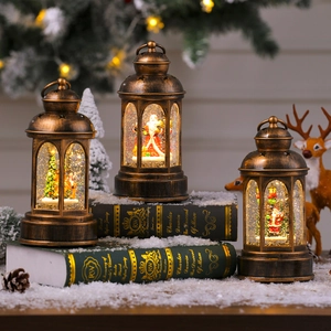 Gros plan de lanternes de Noël vintage en bronze avec lumières LED et scènes de fête