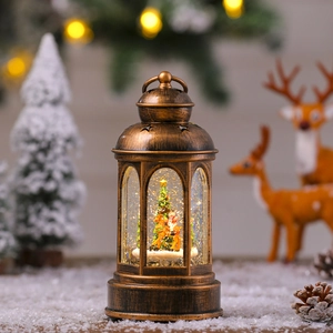 Détail d'une lanterne de Noël vintage avec renne et sapin sous des paillettes dorées