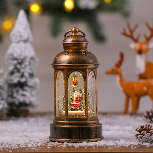 Détail de la lanterne de Noël vintage en bronze avec figurine du Père Noël et paillettes