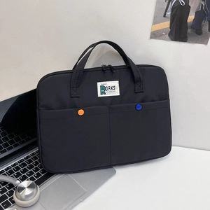 Minimalistische schwarze Laptop-Aktentasche mit bunten Druckknöpfen und gewebtem Etikett