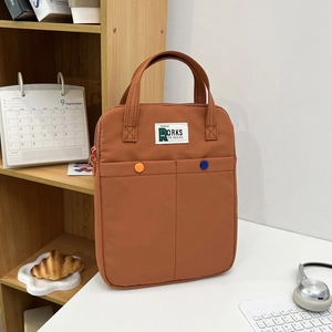 Braune Canvas Aktentasche für 13-14 Zoll Laptops mit Taschen auf dem Schreibtisch