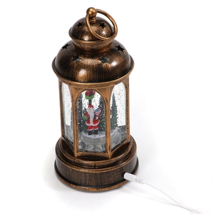 Détail d'une lanterne de Noël en bronze avec scène du Père Noël et câble USB