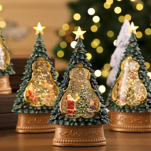 Lichtgevende kerstboom sneeuwbol met muziek, sneeuweffect en een gouden basis
