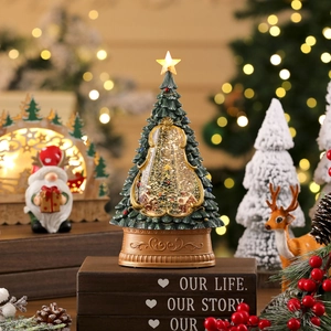 Detailopname van verlichte kerstboom sneeuwbol met muziek en een microlandschap op hout