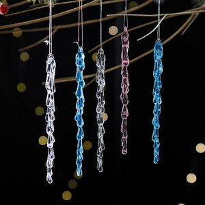 Primer plano de carámbanos decorativos de acrílico multicolor con textura para árbol de Navidad