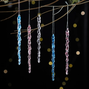Detalle de carámbanos de acrílico de colores con cuerdas para colgar en árboles de Navidad