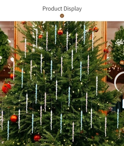 Detalle de adornos de carámbanos acrílicos de colores colgados en un árbol de Navidad
