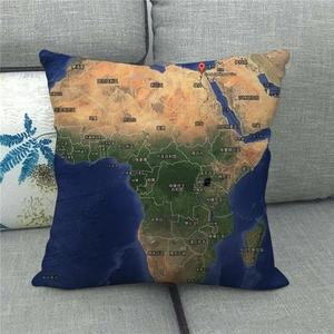 Detailaufnahme der Leinen-Kissenhülle mit Afrika-Landkarte auf einem grauen Stoffsofa