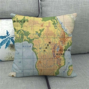 Leinen Kissenbezug mit Vintage Afrika Landkarte auf einem grauen Stoffsofa dekoriert
