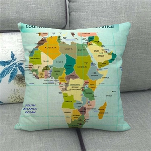 Nahaufnahme von Leinen-Kissenbezug mit detaillierter bunter Karte von Afrika und Texturen