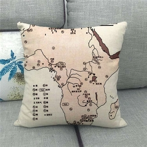 Detailansicht eines beigen Leinenkissenbezugs mit einer Mineralienkarte von Afrika