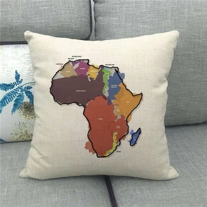 Nahaufnahme von Afrika-Kartendruck mit Ländernamen auf Leinen-Kissenhülle auf grauem Sofa