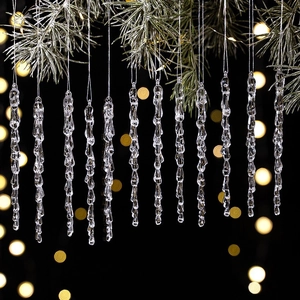 Detalle de carámbanos decorativos de acrílico transparente en un árbol de Navidad festivo