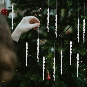 Primer plano de carámbanos de acrílico transparente colgados en un árbol de Navidad