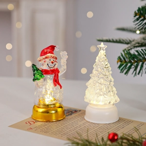 Détail de bonhomme de neige LED et sapin de Noël en cristal avec un effet bokeh chaleureux