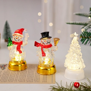 Gros plan de bonhommes de neige à LED et d'un sapin étoilé lumineux sur fond chaleureux