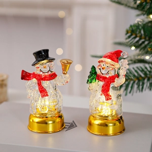 Détail de bonhommes de neige LED avec socles dorés pour décoration de Noël festive
