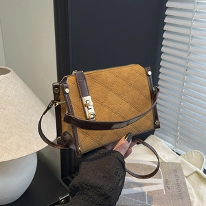 Borsa a tracolla in pelle scamosciata trapuntata con motivo a rombi e chiusura dorata