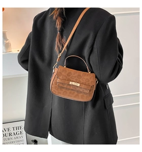 Détail du sac Kelly à imprimé léopard avec fermoir doré et bandoulière réglable