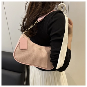 Detailansicht der rosa geflochtenen Umhängetasche mit goldener Kette und Textur