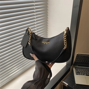 Schicke schwarze Hobo-Tasche mit Webstruktur und Goldkette für den täglichen Gebrauch