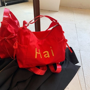 Grand sac de voyage rouge en nylon avec broderie Hai et nœuds rubans sur tissu noir