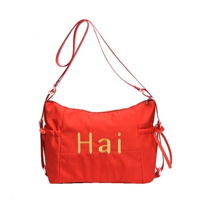 Sac bandoulière rouge en nylon à grande capacité avec sangle réglable et texte Hai