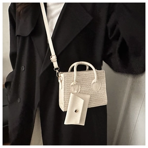 Détails de texture du mini sac cabas tressé blanc avec bandoulière et petite pochette