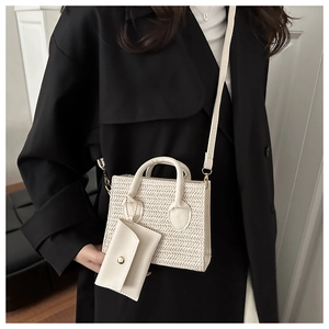 Détail d'un mini sac carré tissé beige avec petit porte-monnaie et bandoulière cuir