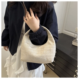 Détail du sac hobo tissé blanc cassé avec motif à chevrons et style estival minimaliste