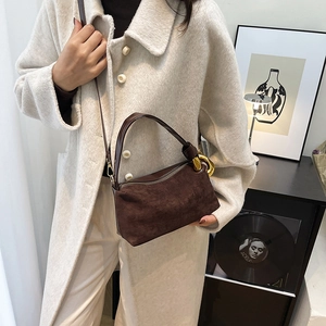 Sac à main vintage en daim marron avec boucles dorées et bandoulière réglable élégante