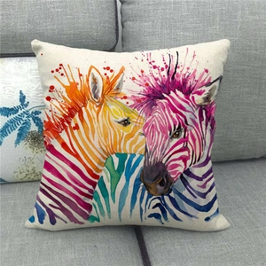 Regenbogen Zebra Kissenhülle aus Leinenmischung auf einem grauen Sofa dekoriert