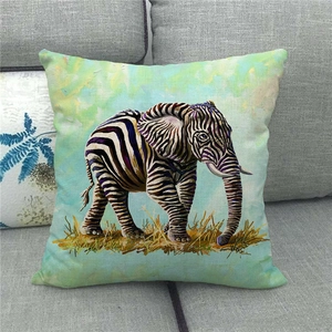 Detail eines Leinen-Dekokissens mit künstlerischem Elefantenmuster im Zebra-Look