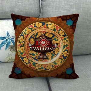 Détail de la taie d'oreiller en lin bohème avec motifs floraux et volutes dorées