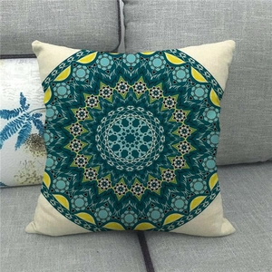 Texture détaillée de la housse de coussin en lin à motif mandala bohème sur canapé gris