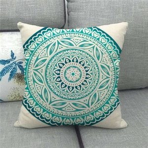 Détail du motif mandala bleu bohème sur la housse de coussin carrée en lin