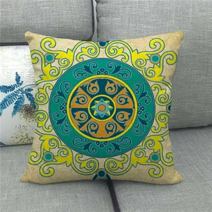 Housse de coussin bohème à motif mandala géométrique sur un canapé gris