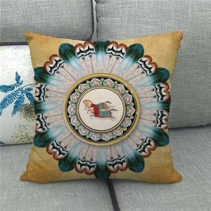 Détail de la housse de coussin jaune bohème avec plumes mandala et imprimé de chevaux