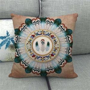 Détail de housse de coussin en lin bohème avec motif de plumes et mandala complexe