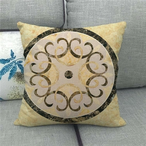 Gros plan du motif mandala bohème sur une taie d'oreiller en lin beige sur un canapé