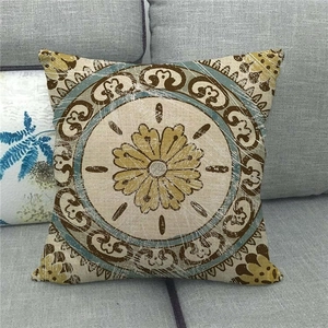 Détail du motif mandala bohème sur la housse de coussin carrée en lin texturé épais