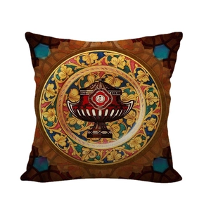 Housse de coussin en lin bohème avec motif baroque floral et trophée classique