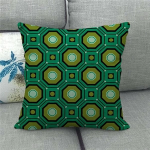 Deko-Kissenbezug aus Leinen mit grünen geometrischen Rautenmustern auf grauem Sofa
