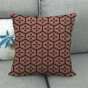 Detailaufnahme des Rautenmusters auf dem Leinenkissenbezug auf grauem Sofa