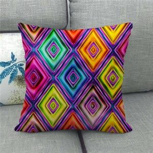 Leinen-Kissenbezug mit bunten geometrischen Rautenmustern auf grauem Stoffsofa