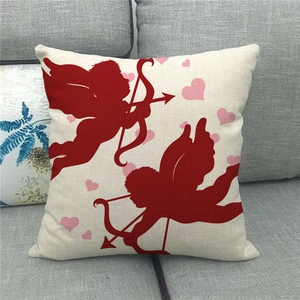 Détail de la texture en lin et de l'imprimé Cupidon de la Saint-Valentin sur la housse de coussin