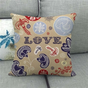 Détail de la housse de coussin en lin avec motif floral bohème et texte LOVE décoratif